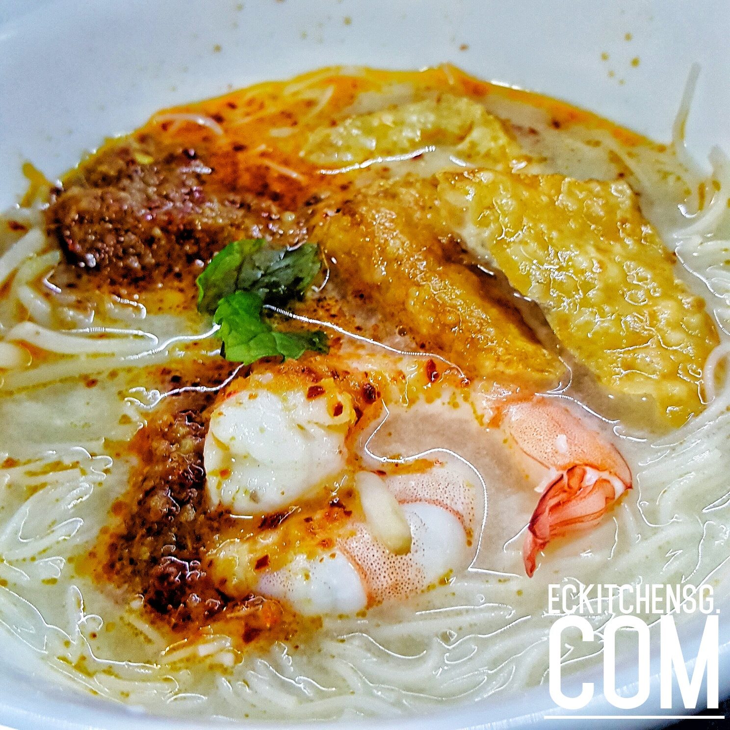 Hot bowl white curry mee