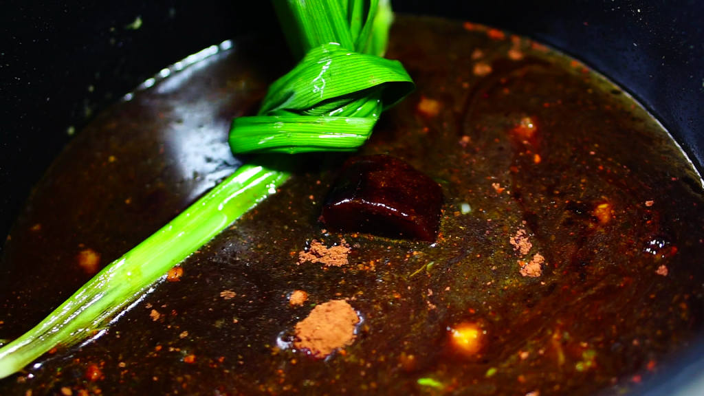 Thai Style Braised Pork Leg on Rice (Khao Kha Moo ข้าวขาหมู)