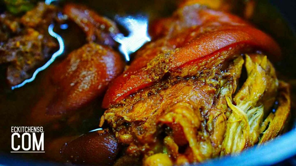 Thai Style Braised Pork Leg on Rice (Khao Kha Moo ข้าวขาหมู)