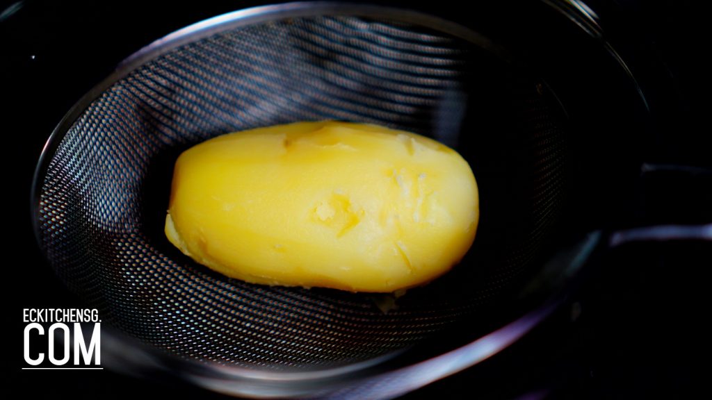 The French Mashed Potato with A Cheesy Twist (Pommes Aligot)